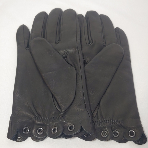 Great Condition Kate Spade Black Kid Leather Scalloped Gloves w/ Silver Accents - Picture 5 of 6
